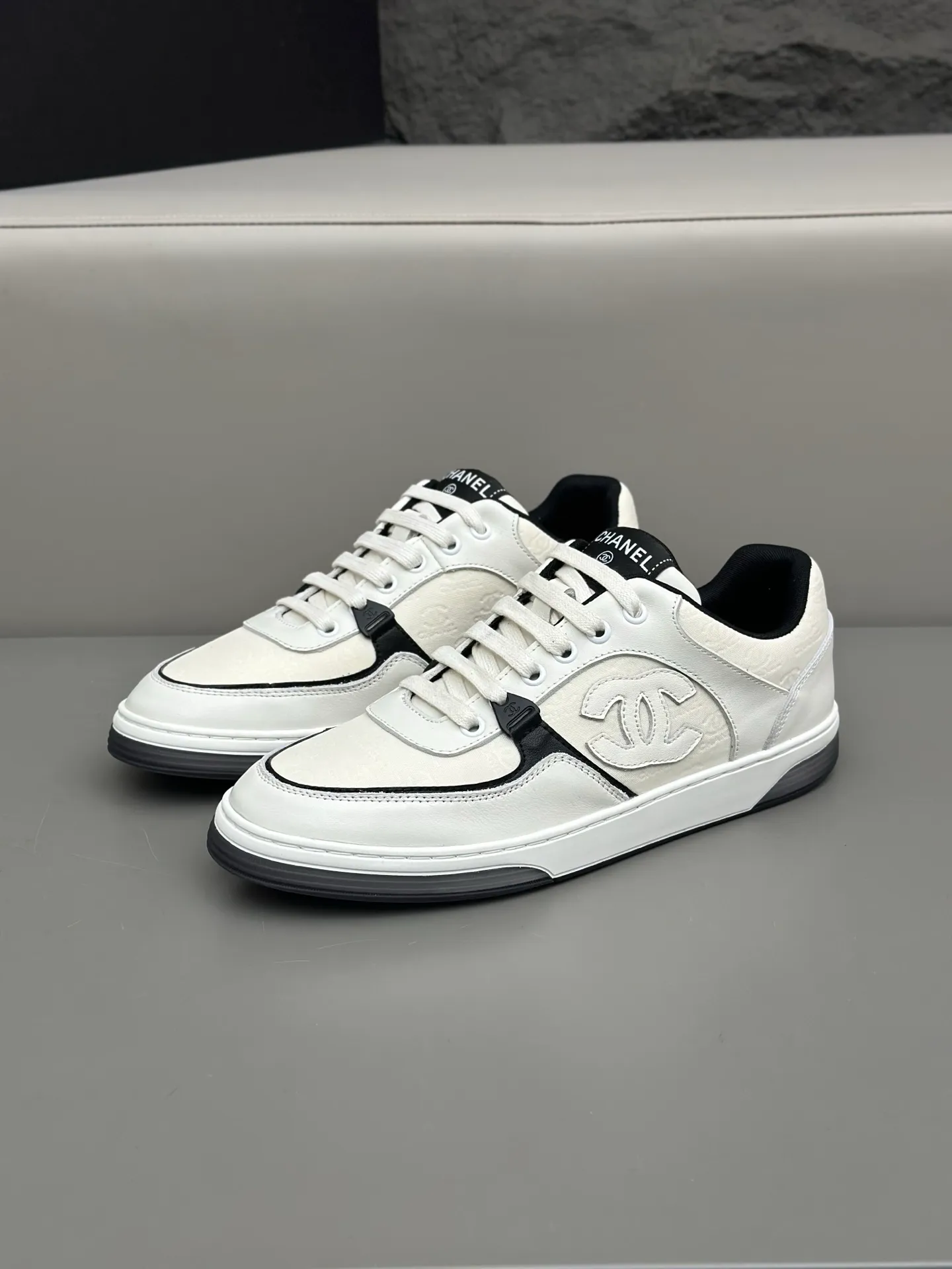 💰740 Chanel, 2024 spring new style / ♞size; 38~45 (38 45 customized) Men's Chanel sneakers, January's style premium is super serious, basically you can't buy it. The counter sister received this color and it happened to be in my men's size. I really didn't like it at first, but after I put it on, I found it to be very versatile. The same design of the diamond surface of the classic CF flap bag is very recognizable, and the double C The logo is not too high-profile. I love it. I recommend this one and you must try it on. You can’t tell how handsome it is by looking at the pictures.